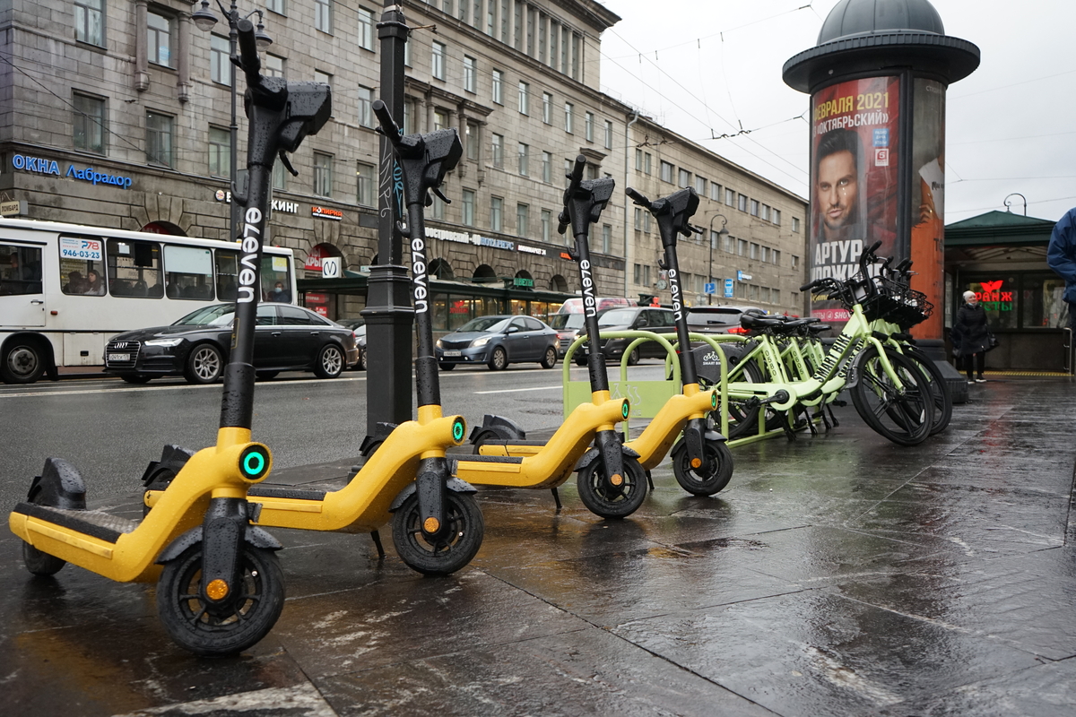 Скорость арендуемых самокатов ограничат у метро Петербурга в час пик