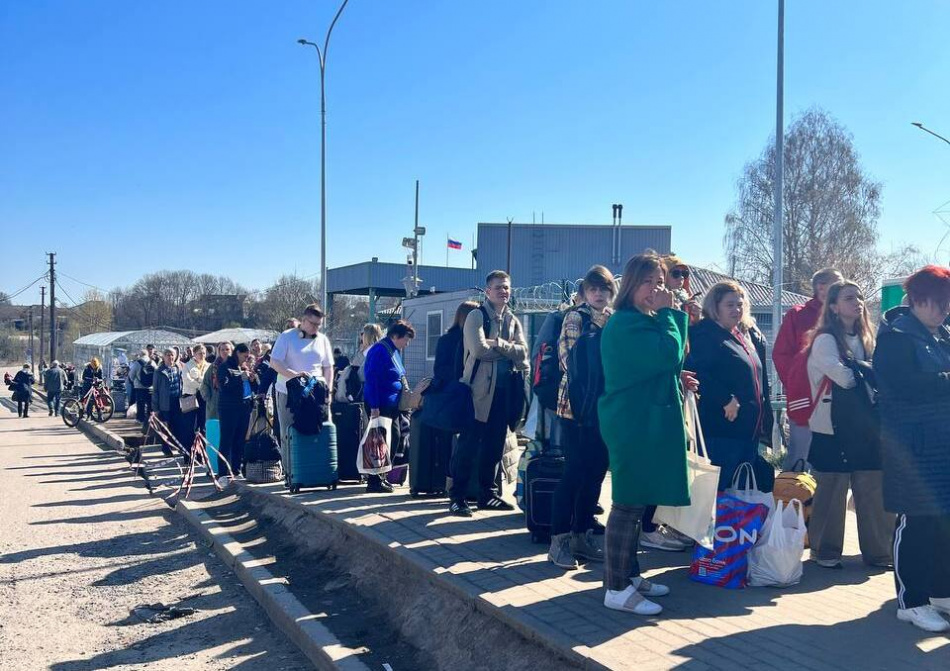 На границе в Ивангороде образовались огромные очереди