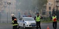 После столкновения со столбом автобус в Петербурге влетел в дилерский центр