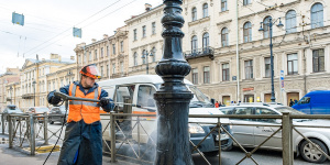 Фонарные столбы помыли в Петербурге