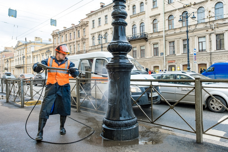 Фонарные столбы помыли в Петербурге