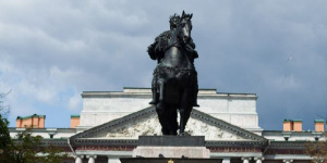 В Петербурге памятник Петру I огородили от туристов, которые протерли покрытие в некоторых местах