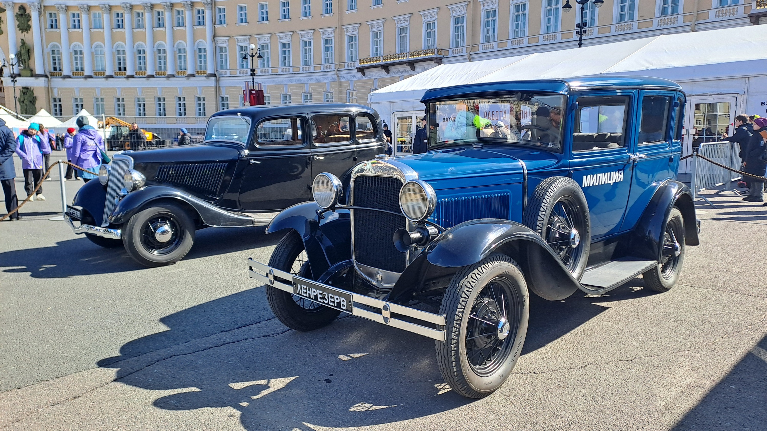 По Невскому проспекту проехали ретроавтомобили