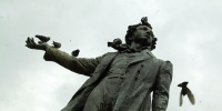 Памятник Пушкину на площади Искусств помыли 