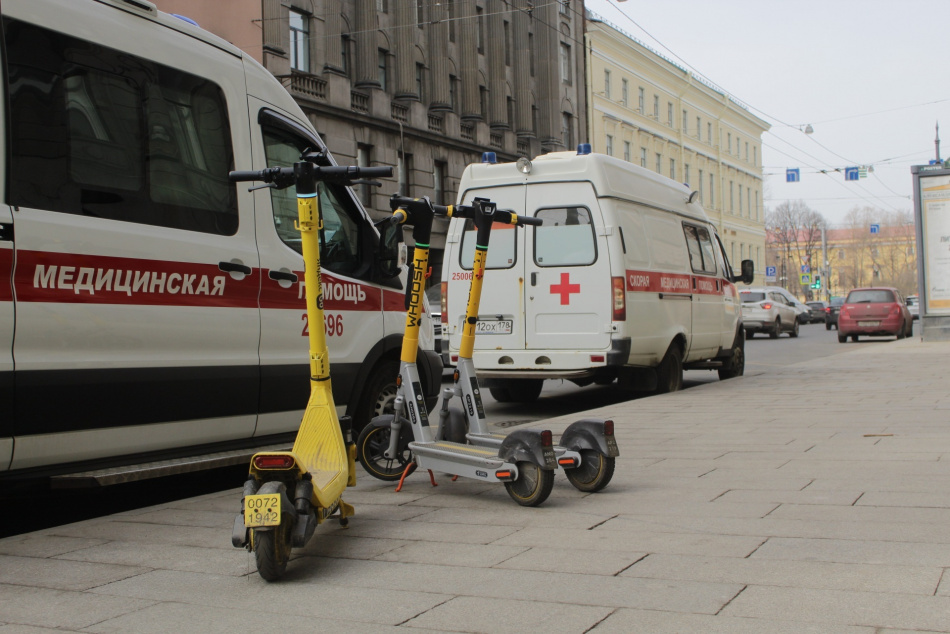 Трое детей на электросамокате сбили курьера на севере Петербурга
