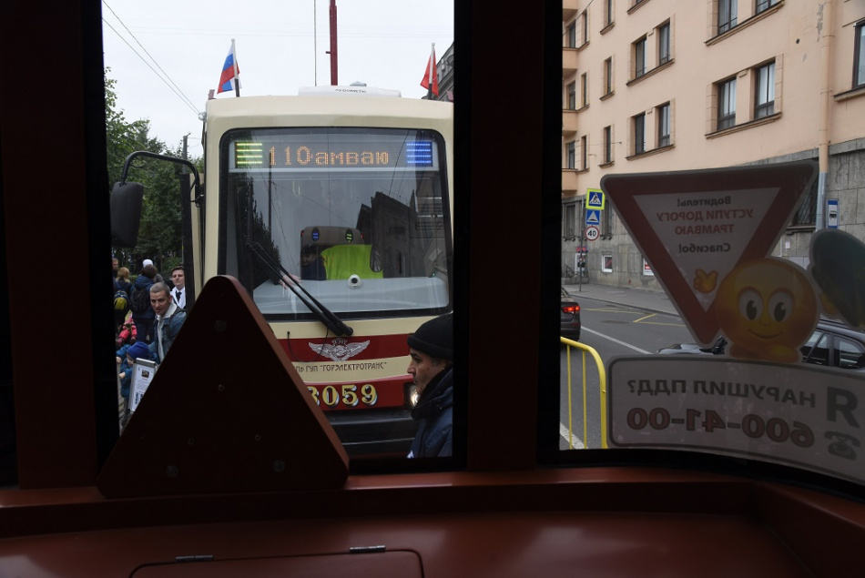 Трамваи вышли на Садовую улицу в Петербурге