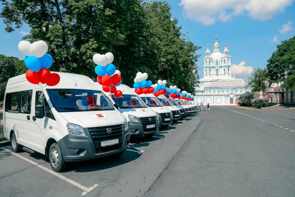 В этом году 41 петербургская семья получит от города машины