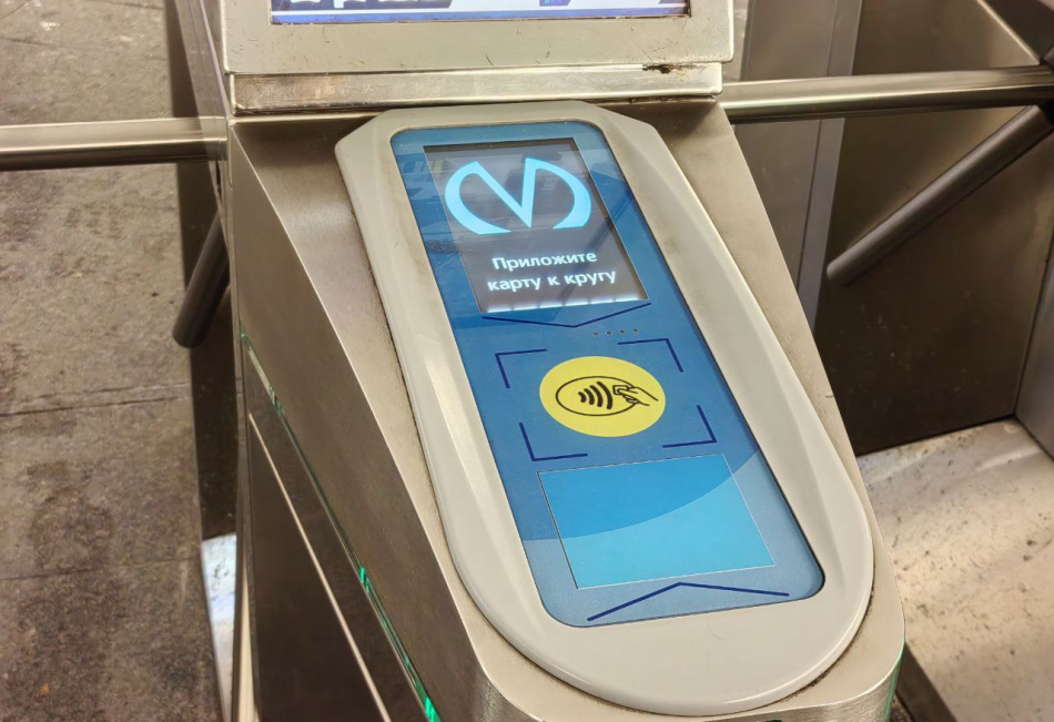 Все турникеты метро в Петербурге начнут принимать банковские карты