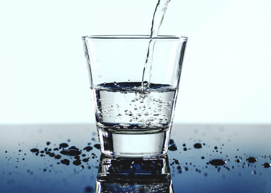 Никаких прозрачных бутылок: врач рассказал о правилах хранения воды