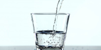 Никаких прозрачных бутылок: врач рассказал о правилах хранения воды