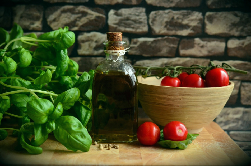 Жителям Петербурга назвали масло, которым нельзя заправлять салат