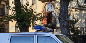 На севере Петербурга под окнами жилого дома нашли тело мужчины