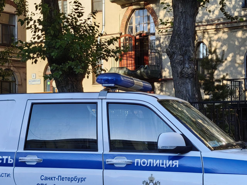 На севере Петербурга под окнами жилого дома нашли тело мужчины