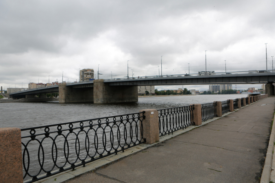 На Володарском мосту введут ограничение движения транспорта