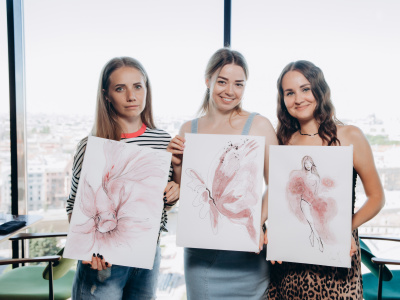 Фото Роспись мишки Bearbricks в технике флюид-арт