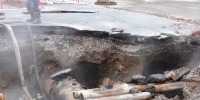 На перекрёстке Бухарестской и Белы Куна затопило дорогу