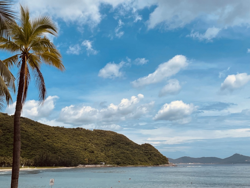 Стоит ли ехать в свадебное путешествие в Поднебесную: плюсы и минусы отдыха в «китайском Сочи»