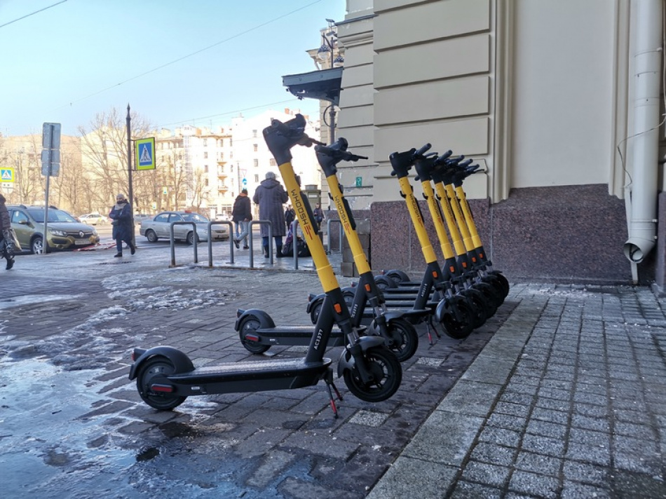 Девушка в Петербурге не справилась управлением СИМ и получила сотрясение мозга