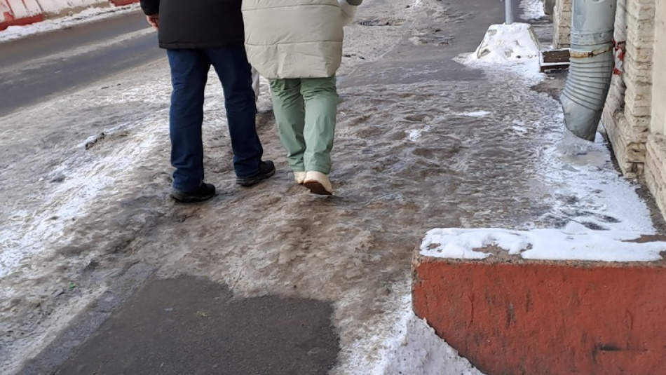 Двое петербуржцев попали в больницу из-за падения на гололеде