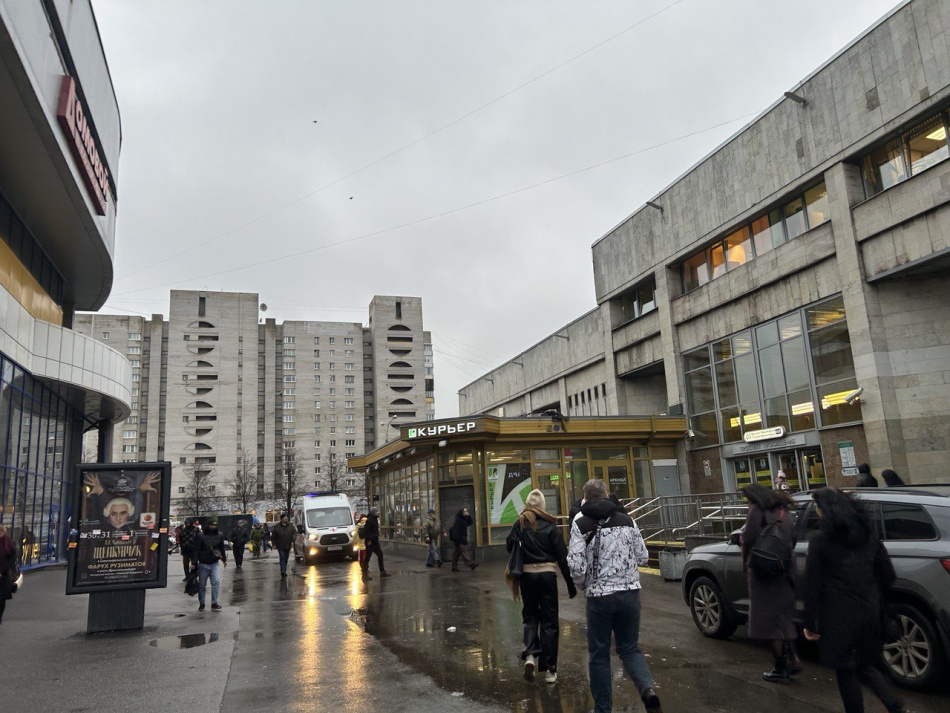 На станции метро "Проспект Просвещения" сотрудники скорой спасают женщину