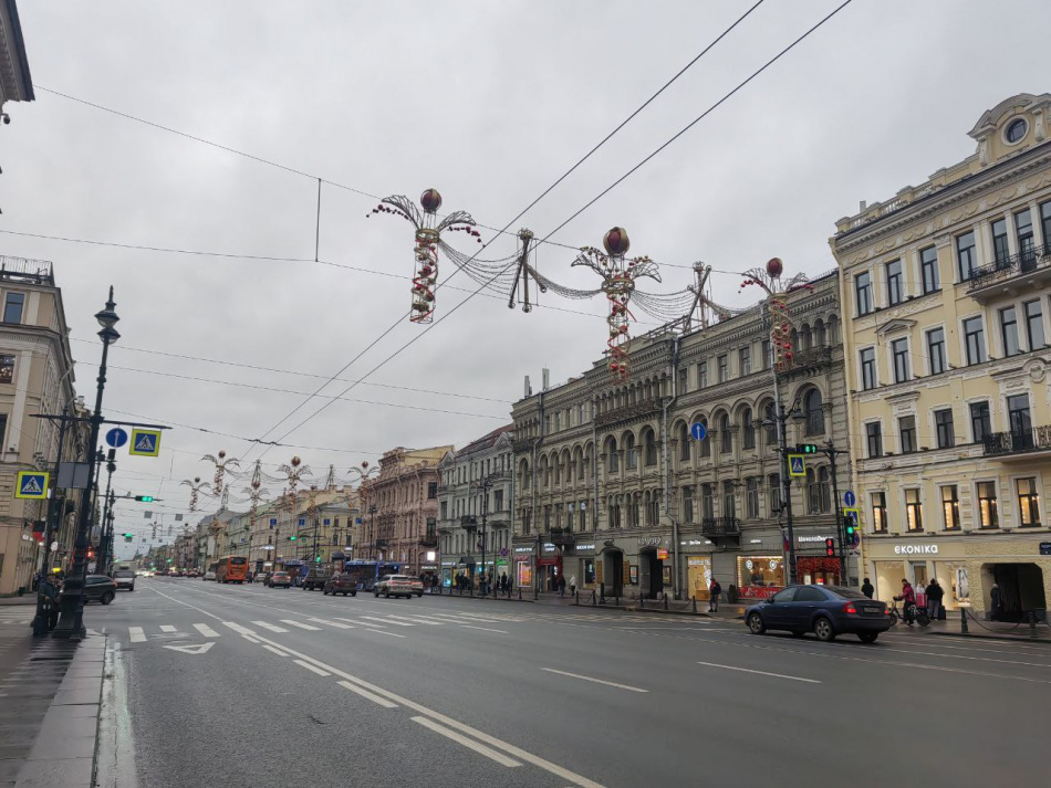 Невский проспект в Петербурге начали украшать к Новому году