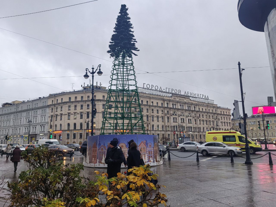 Новогодняя елка появилась на Площади Восстания в Петербурге