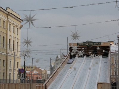 Фото Новогодняя катальная горка на Дворцовой