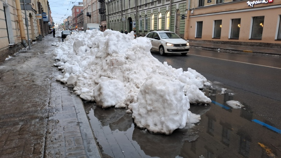 В Петербурге оттепель активно "сжирает" снежный покров