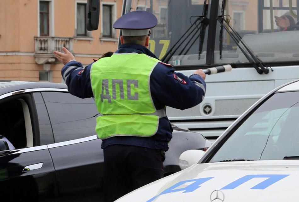 Петербурженка избила инспектора ДПС сумочкой, пытаясь спасти автомобиль от эвакуации