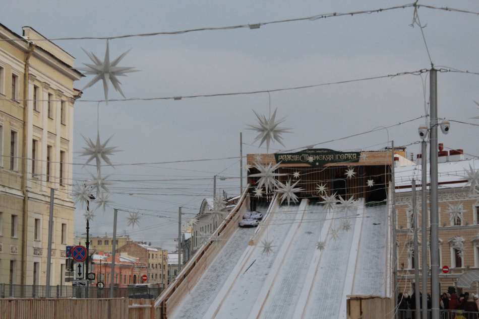 На Дворцовой площади открылась восьмиметровая горка