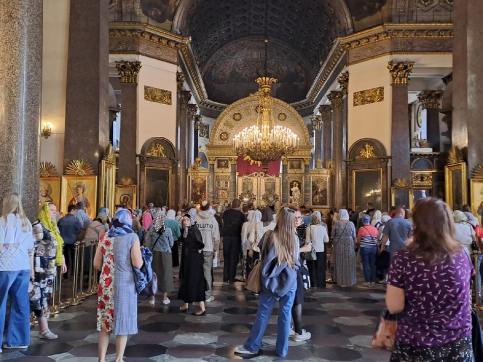 В Петербурге открыли мемориальную доску и освятили икону в честь патриарха Тихона