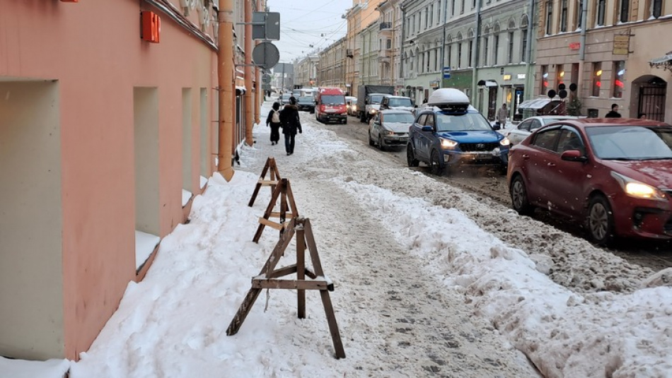 В Петербурге устраняют последствия снегопада