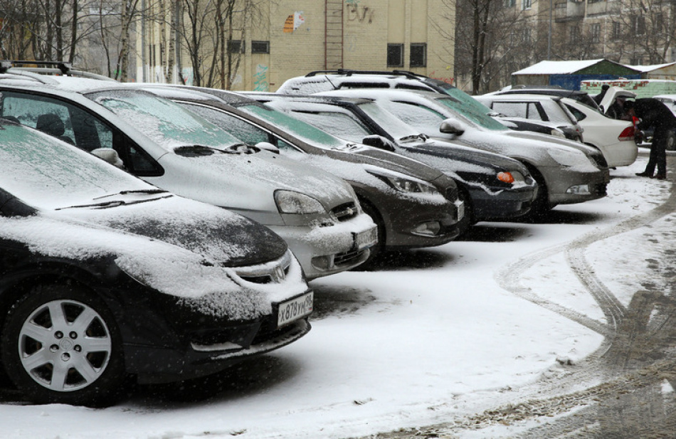 Петербуржцев призвали следить за графиком уборки парковок