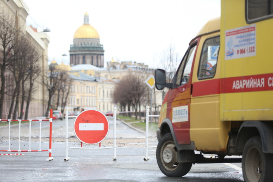 Движение по Кантемировской улице ограничили из-за коммунальной аварии