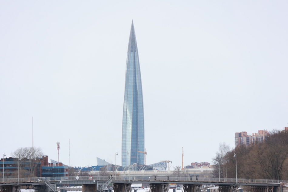 "Лахта Центр" в Петербурге превратился в новогоднюю елку