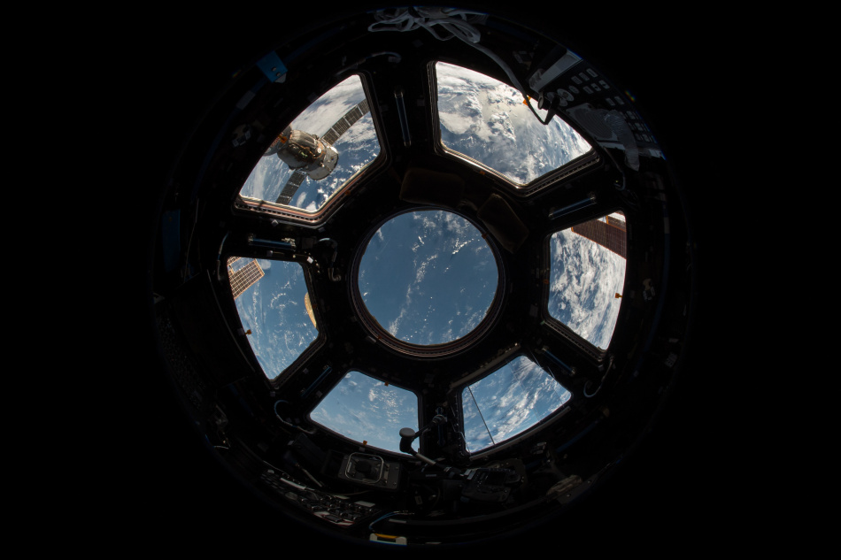 Crew Dragon с россиянином Песковым на борту пристыковался к МКС
