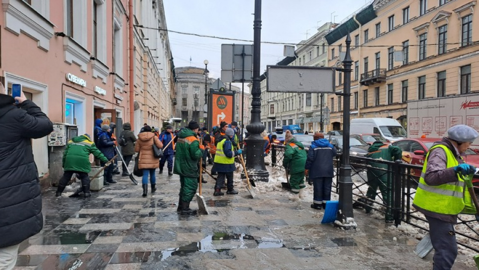 В Северной столице от снега активно расчищают подходы к метро