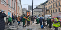В Северной столице от снега активно расчищают подходы к метро