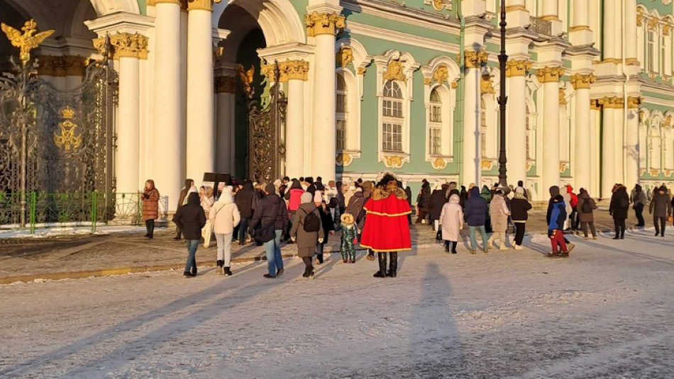Гости и жители Петербурга выстроились в очереди возле музеев и ярмарок