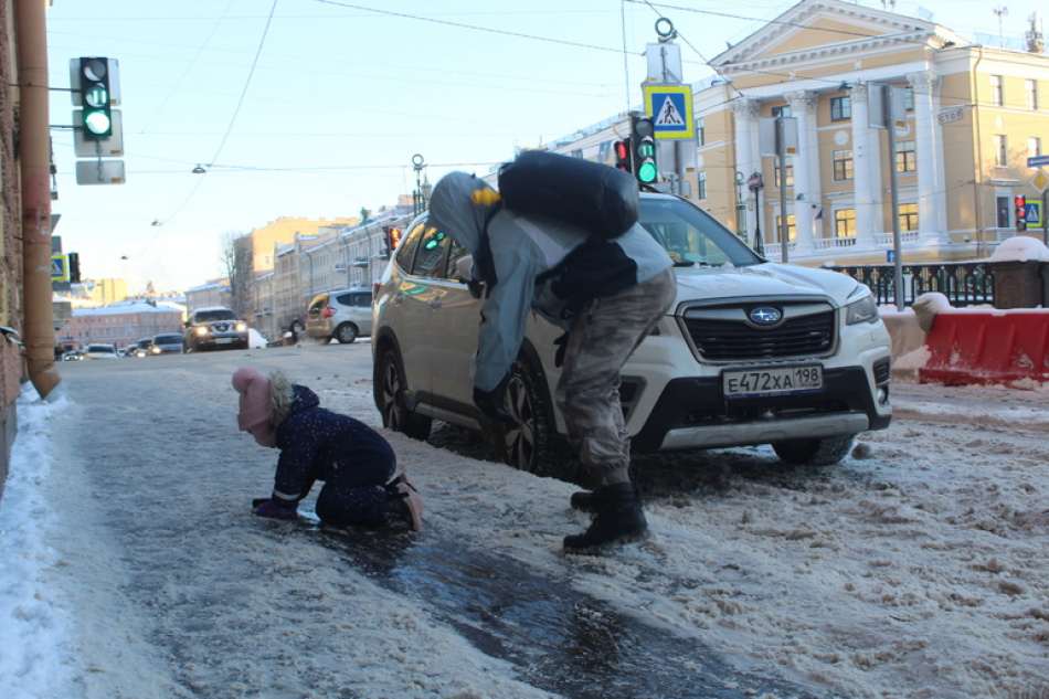 За сутки 14 человек травмировались в Петербурге из-за гололеда