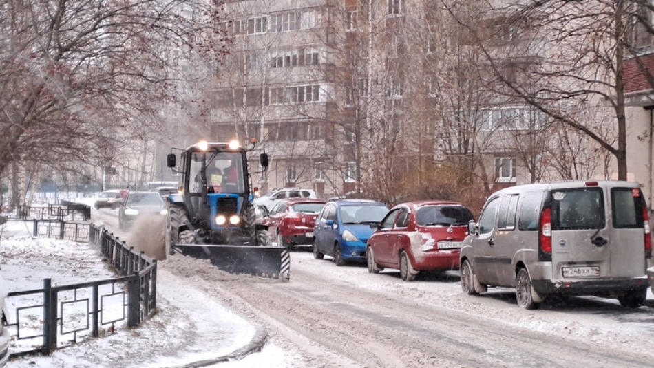 В Петербурге начали активно расчищать дворы и подходы к метро от снега