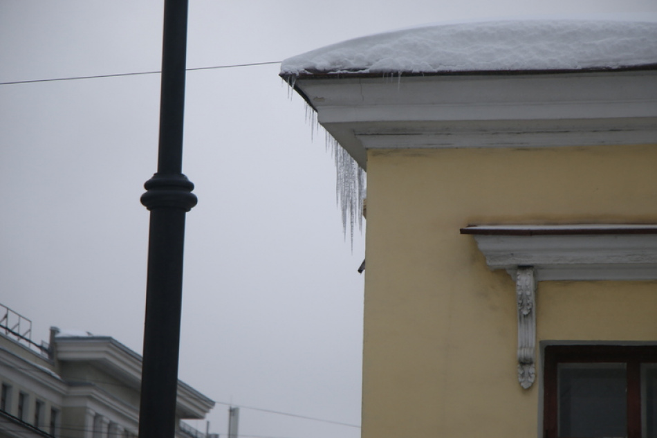 Двое владельцев зданий в Петербурге получили предостережения из-за падения наледи