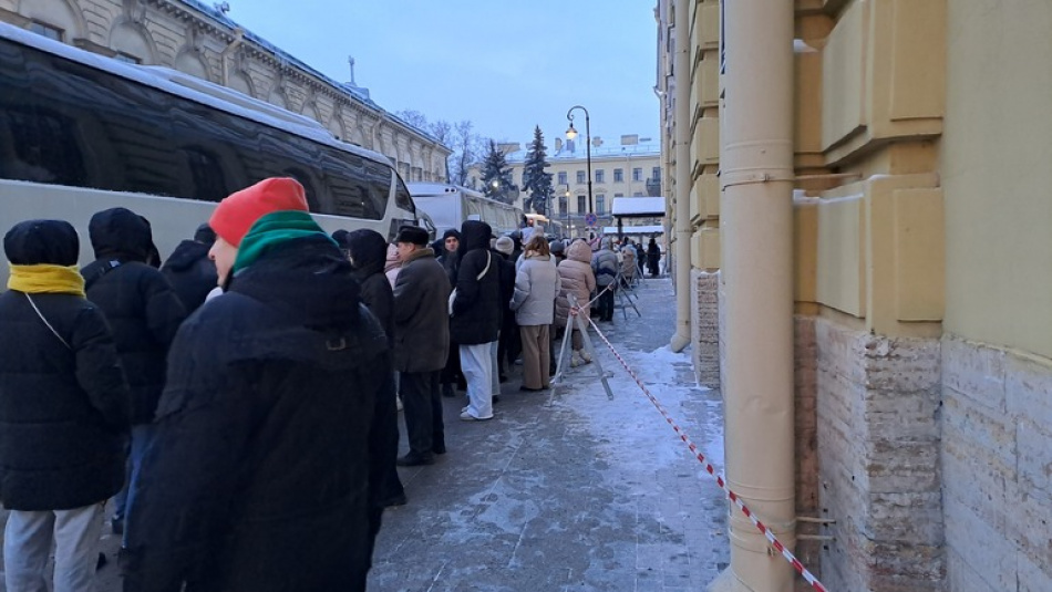 В фойе главного корпуса Аничкова дворца с самого утра образовалась гигантская очередь