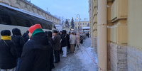 В фойе главного корпуса Аничкова дворца с самого утра образовалась гигантская очередь В фойе главного корпуса Аничкова дворца с самого утра образовалась гигантская очередь