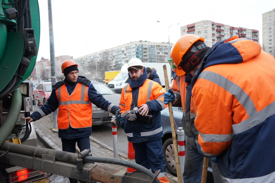Улицу возле "Елизаровской" затопила ледяная вода