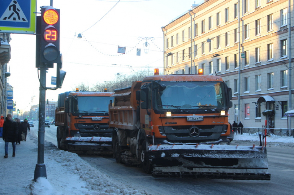 В Петербурге к уборке снега присоединился Центр управления парковками
