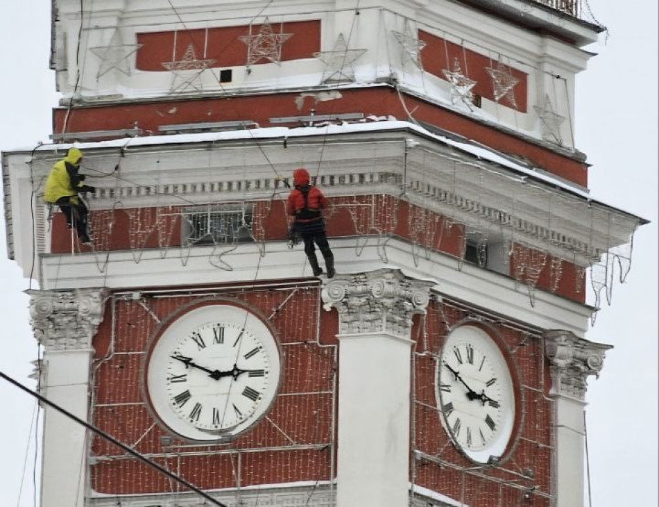 C Думской башни в Петербурге начали снимать новогодние украшения