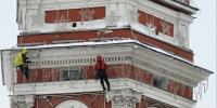 C Думской башни в Петербурге начали снимать новогодние украшения C Думской башни в Петербурге начали снимать новогодние украшения