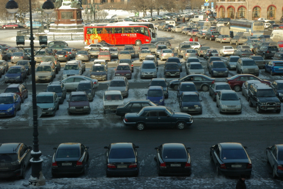 Свыше 20 млн раз автомобилисты воспользовались платными парковками Петербурга