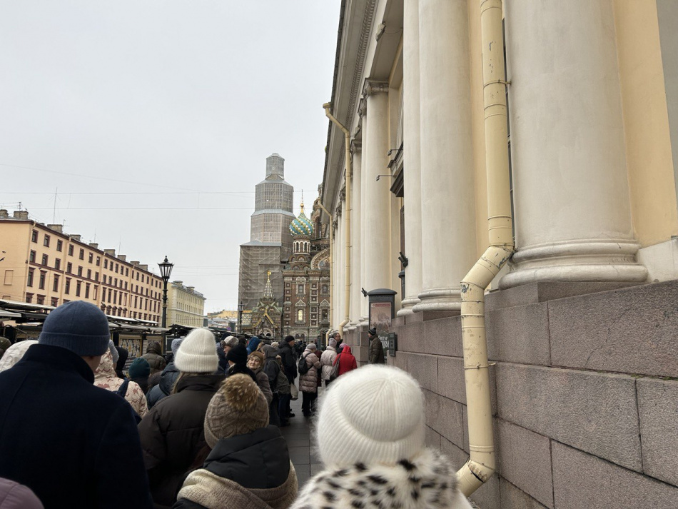 В Петербурге у Русского музея собралась гигантская очередь